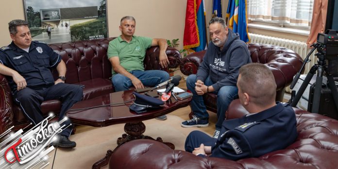 Градоначелник Зајечара Бошко Ничић у име локалне самоуправе донирао најсавременији уређај за мерење брзине кретања возила Полицијској управи Зајечар Градоначелник Зајечара Бошко Ничић у име локалне самоуправе донирао најсавременији уређај за мерење брзине кретања возила Полицијској управи Зајечар