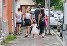 Умерено и потпуно облачно и свежије, до 28 степени Људи шетају