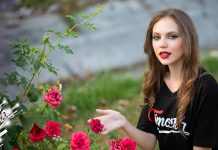 Делимично облачно, уз сунчане интервале Девојка у Тимочка мајици стоји поред ружа