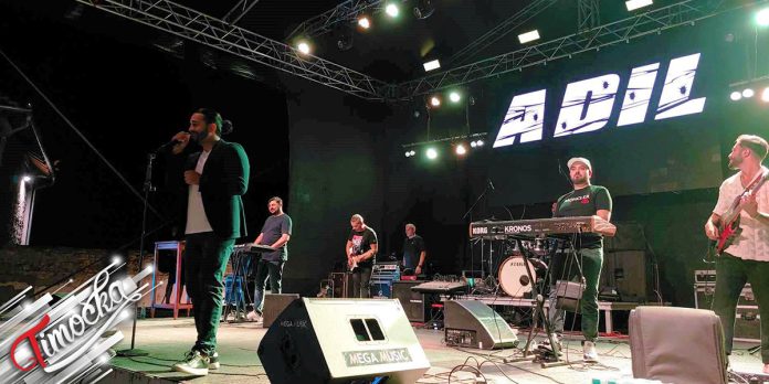 Adil Maksutovic u Gurgusovackoj kuli u Knjazevcu odusevio publiku uprkos kisi Cover