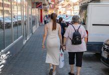 Углавном суво са дужим сунчаним интервалима, до 28 степени Град Зајечар – Људи шетају