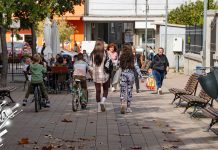 После сунчаног преподнева умерено наоблачење, температура до 20 степени Град Зајечар – Људи шетају, јесен