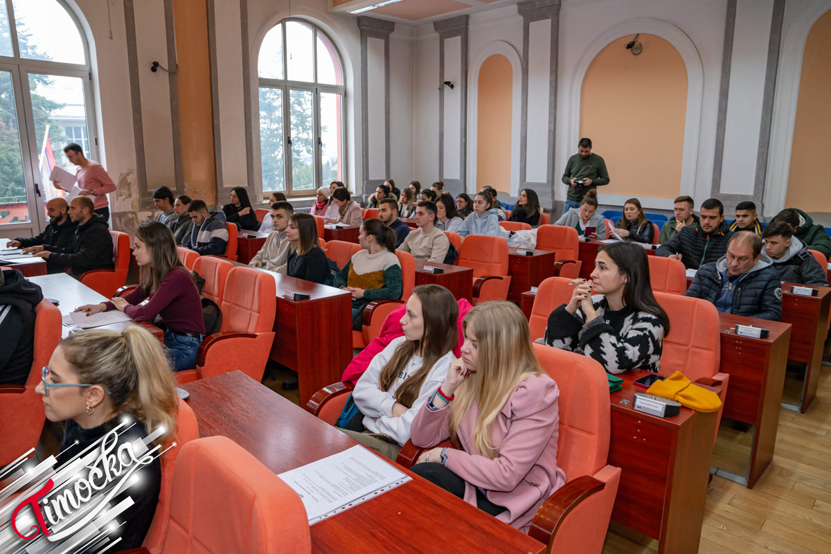 Потписивање уговора и додела чекова за групе младих који су изабрани на конкурсу у оквиру пројекта &bdquo;Омладински фондови&rdquo; у Зајечару