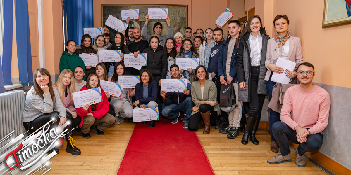 Потписивање уговора и додела чекова за групе младих који су изабрани на конкурсу у оквиру пројекта &bdquo;Омладински фондови&rdquo; у Зајечару