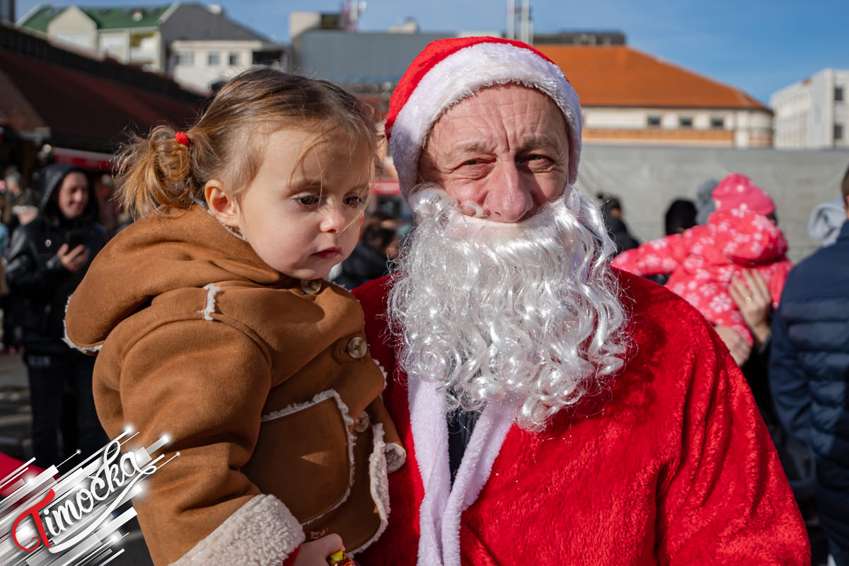Традиција се наставља: Хумани Деда Мразеви на моторима увесељавали зајечарске малишане