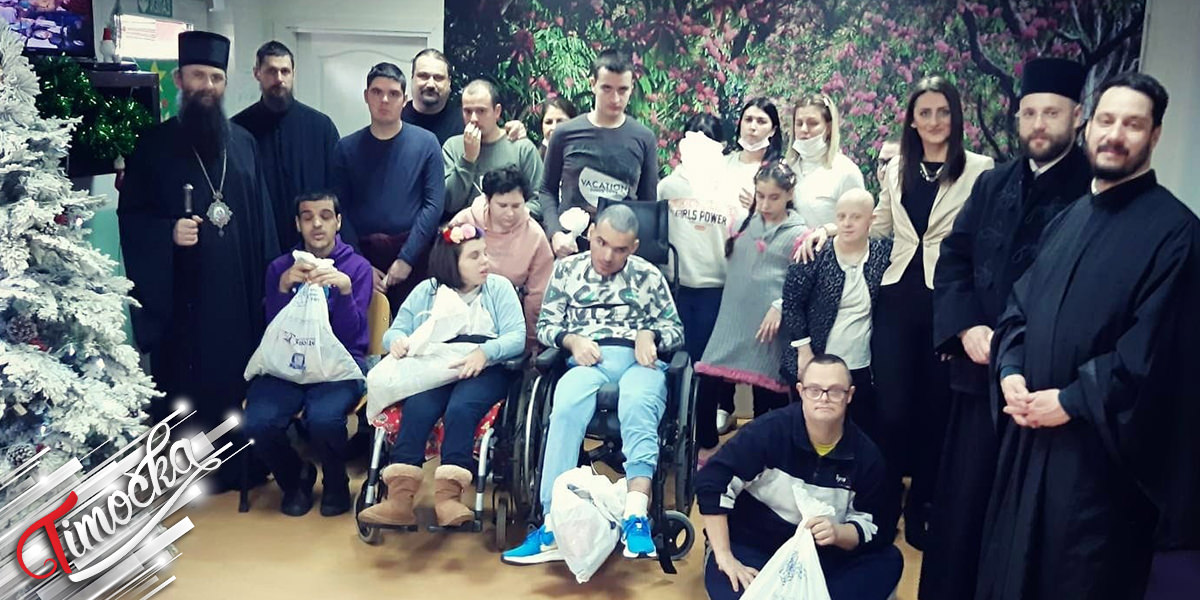 Episkop timocki Ilarion i predstavnici Verskog dobrotvornog starateljstva podelili paketice korisnicima Ustanove Oblutak u Zajecaru