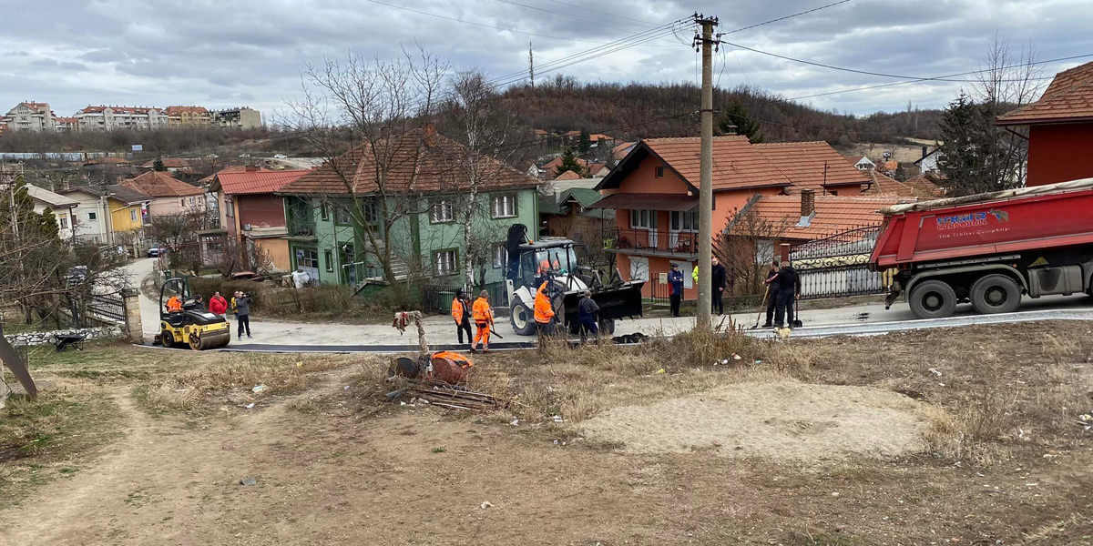 Асфалтирање тротоара у улици Николе Тесле у Бору
