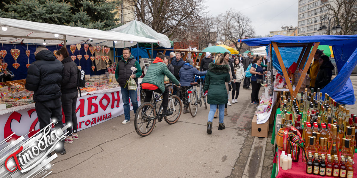 &bdquo;Осмомартовски базар&rdquo; у Зајечару окупио близу 150 излагача и много посетиоца
