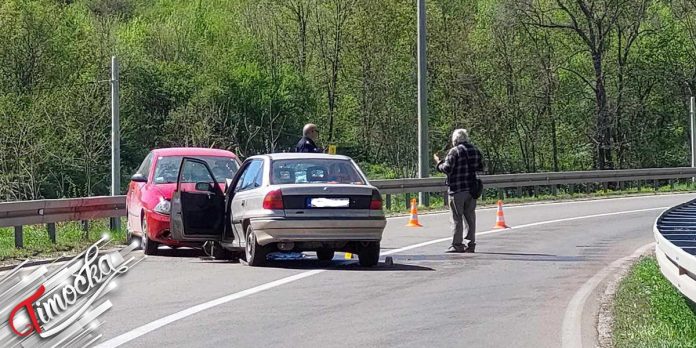 Direktan sudar dva automobila na izlazu iz Zajecara
