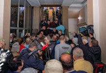 Пре почетка седнице Скупштине у Зајечару, одржан протест против каменолома у Малом Извору Пре почетка седнице Скупштине у Зајечару, одржан протест против каменолома у Малом Извору