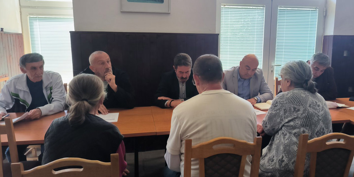 Представници локалне самоуправе Бор разговарали са мештанима Бањског Поља Представници локалне самоуправе Бор разговарали са мештанима Бањског Поља