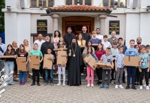 Епархија тимочка наградила ученике вероунауке лаптоп рачунарима Епархија тимочка наградила ученике вероунауке лаптоп рачунарима