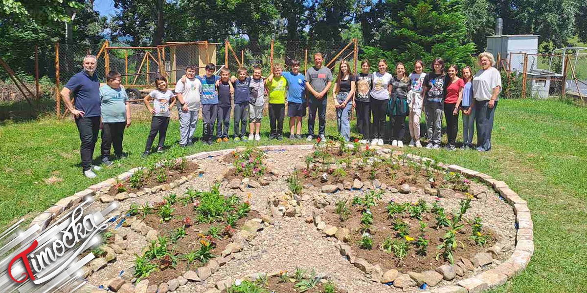 U skoli u Velikom Izvoru realizovana aktivnost Planeta cveca