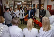 Град Бор донирао нову опрему и аутомобиле за школски диспанзер у Дому здравља Град Бор дорао нову опрему и аутомобиле за школски диспанзер у Дому здравља