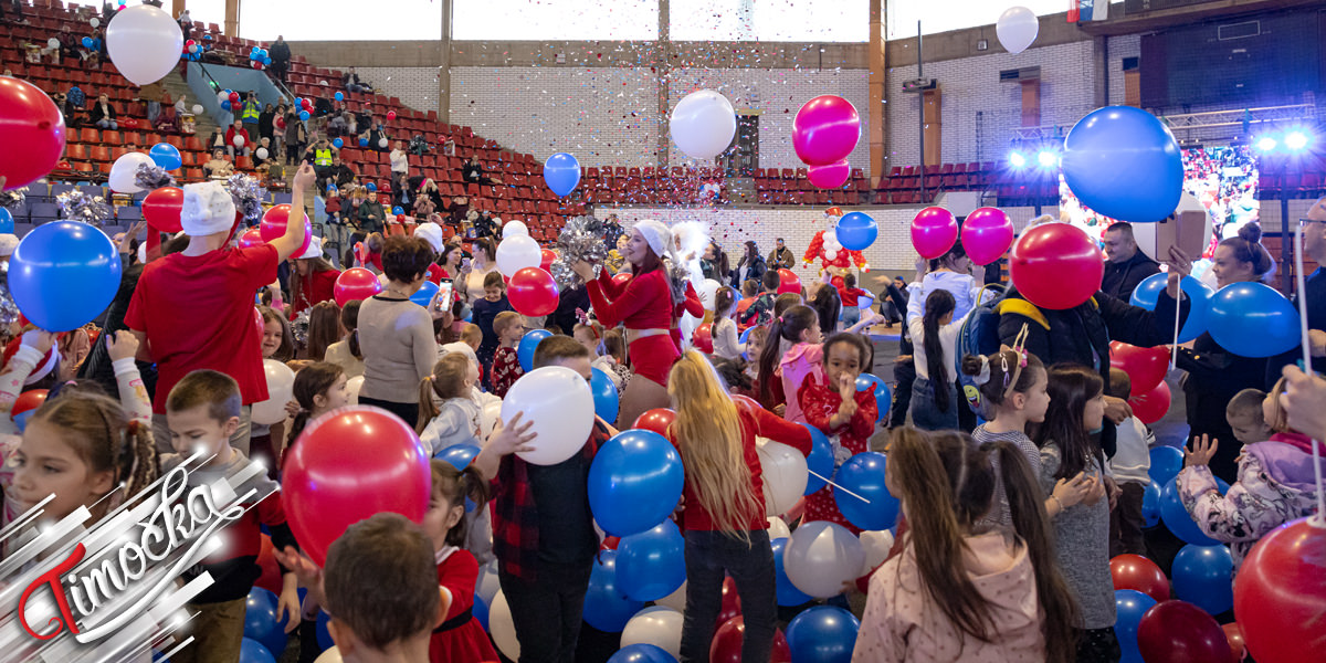 Манифестација „Деда Мраз је из Бора” окупила преко две хиљаде малишана