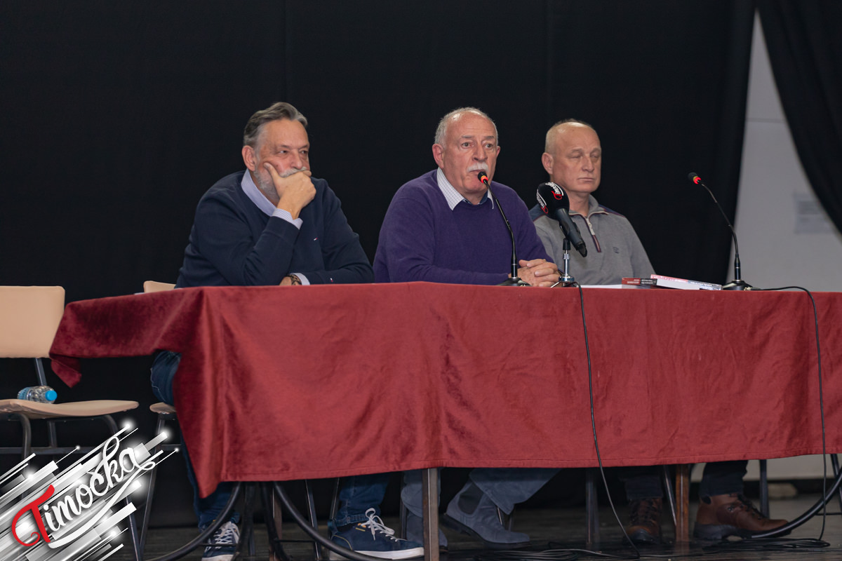 Веселин Шљиванчанин одржао трибину у Зајечару и представио књигу „Ово је моја земља, овде ја командујем”