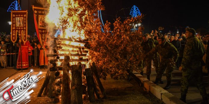 У центру Зајечара традиционално наложен бадњак и одржана литија