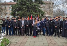 У Бољевцу положени венци на спомен-плочу Радована Главинића, погинулог припадника Посебних јединица полиције У Бољевцу положени венци на спомен-плочу Радована Главинића, погинулог припадника Посебних јединица полиције