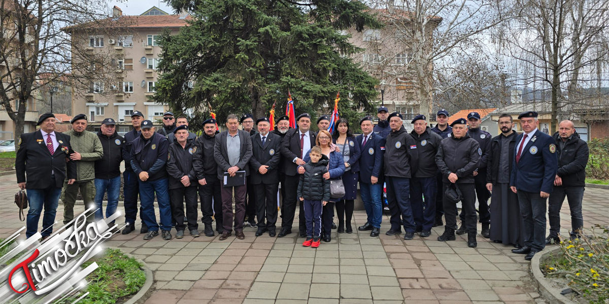 У Бољевцу положени венци на спомен-плочу Радована Главинића, погинулог припадника Посебних јединица полиције У Бољевцу положени венци на спомен-плочу Радована Главинића, погинулог припадника Посебних јединица полиције