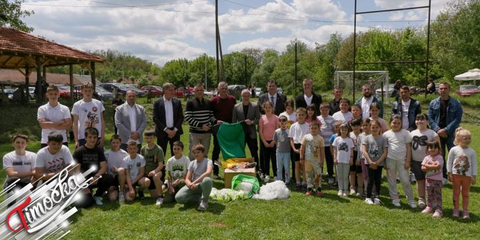 Фудбалски савез Србије донирао опрему клубовима у Грљану и Лубници