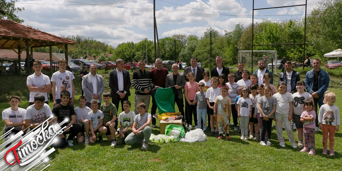 Фудбалски савез Србије донирао опрему клубовима у Грљану и Лубници