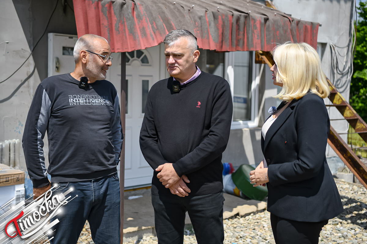 Кисић и Виденовић у посети петочланој породици Сандуловић у Зајечару