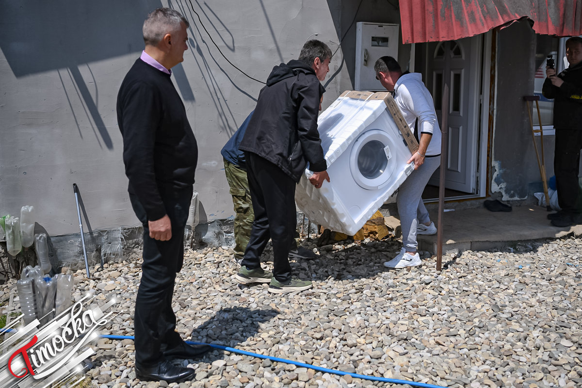 Кисић и Виденовић у посети петочланој породици Сандуловић у Зајечару