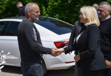 Кисић и Виденовић у посети петочланој породици Сандуловић у Зајечару Кисић и Виденовић у посети петочланој породици Сандуловић у Зајечару