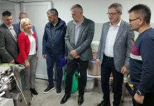 Министар Гламочић и заменик градоначелника Зајечара Виденовић обишли пчеларско газдинство „Манић” Министар Гламочић и заменик градоначелника Зајечара Виденовић обишли пчеларско газдинство „Манић”