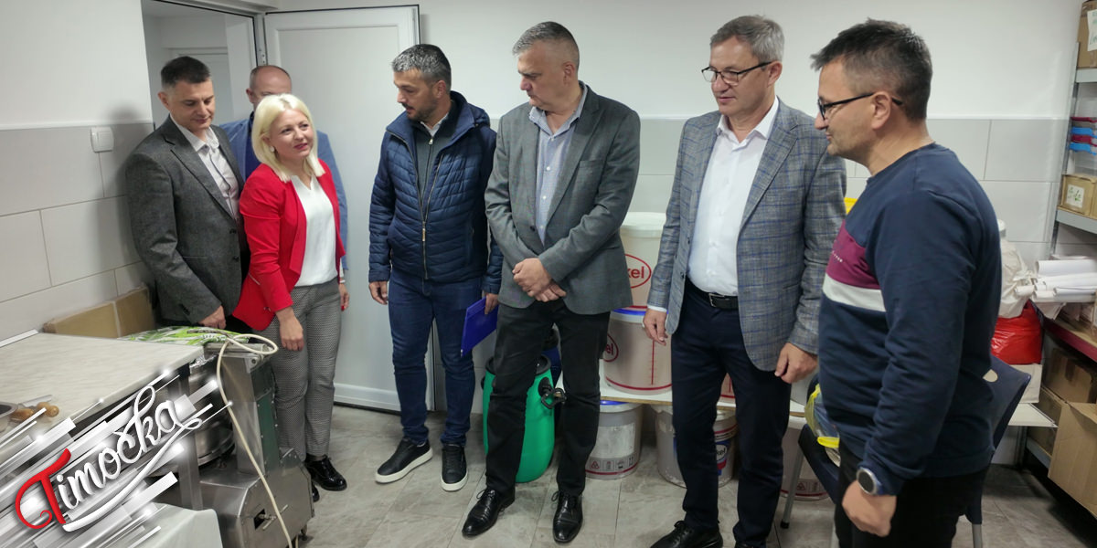 Министар Гламочић и заменик градоначелника Зајечара Виденовић обишли пчеларско газдинство „Манић”