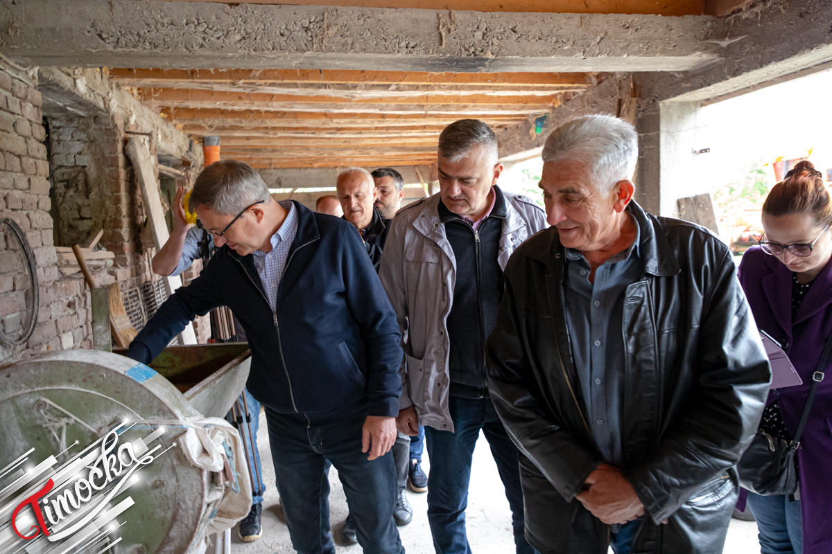 Министар пољопривреде Драган Гламочић и заменик градоначелника Зајечара Владимир Виденовић обишли газдинства у Звездану и Вишњару