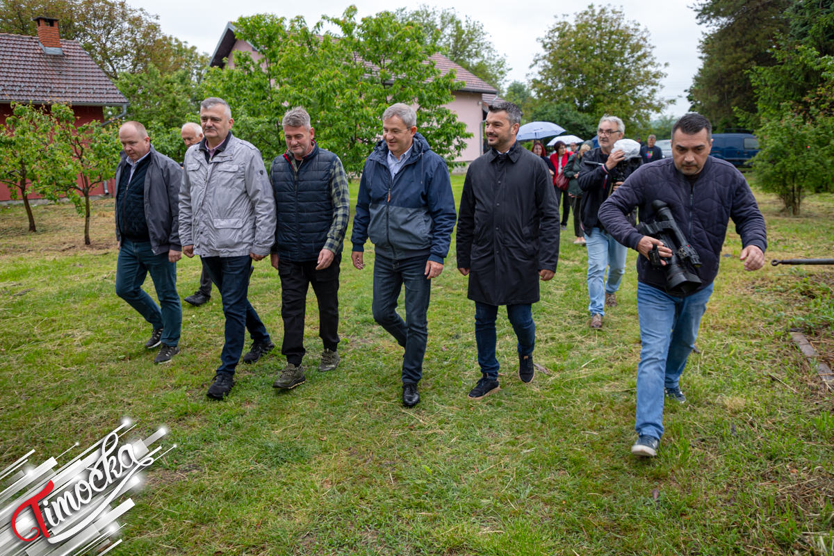 Министар пољопривреде Драган Гламочић и заменик градоначелника Зајечара Владимир Виденовић обишли газдинства у Звездану и Вишњару