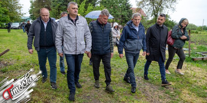 Министар пољопривреде Драган Гламочић и заменик градоначелника Зајечара Владимир Виденовић обишли газдинства у Звездану и Вишњару