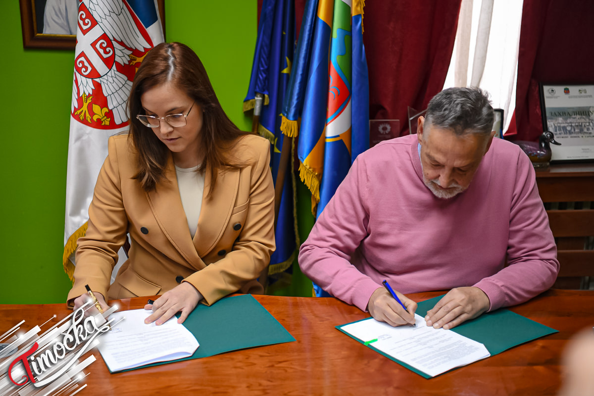 Министарка Сара Павков и градоначелник Зајечара Бошко Ничић потписали уговор о уклањању дивљих депонија