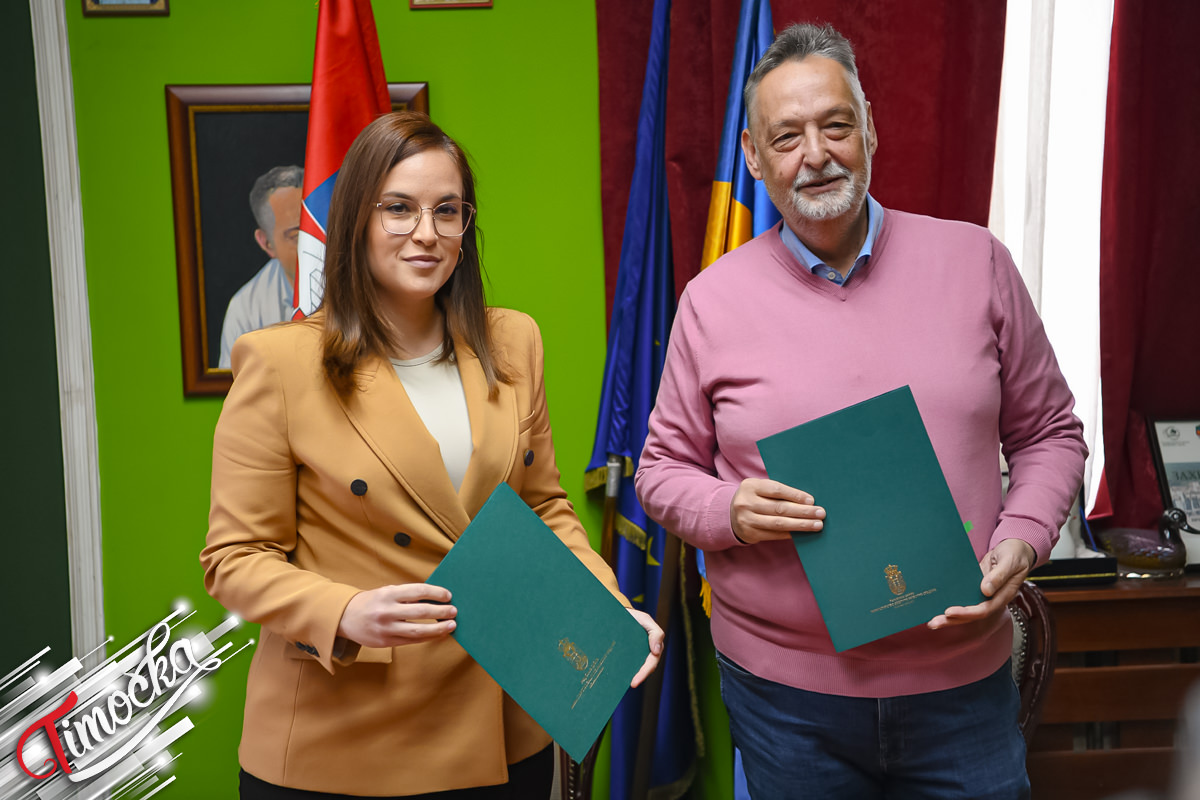 Министарка Сара Павков и градоначелник Зајечара Бошко Ничић потписали уговор о уклањању дивљих депонија