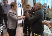 Потпредседница Српске напредне странке Ана Брнабић и носилац листе „Не дамо Србију – Александар Вучић” др Владимир Виденовић на дружењу са пензионерима у Зајечару Потпредседница Српске напредне странке Ана Брнабић и носилац листе „Не дамо Србију – Александар Вучић” др Владимир Виденовић на дружењу са пензионерима у Зајечару