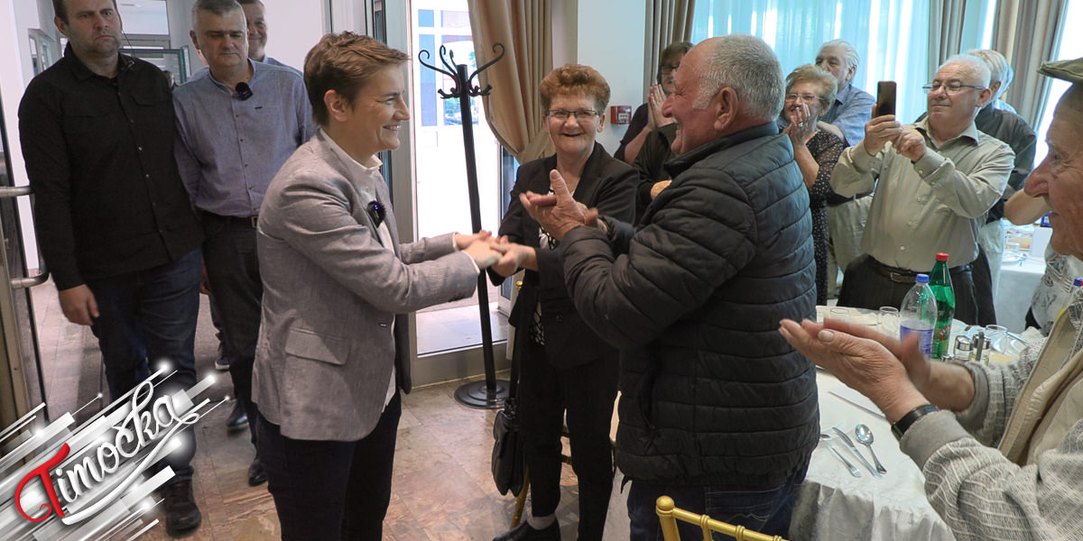 Потпредседница Српске напредне странке Ана Брнабић и носилац листе „Не дамо Србију – Александар Вучић” др Владимир Виденовић на дружењу са пензионерима у Зајечару Потпредседница Српске напредне странке Ана Брнабић и носилац листе „Не дамо Србију – Александар Вучић” др Владимир Виденовић на дружењу са пензионерима у Зајечару