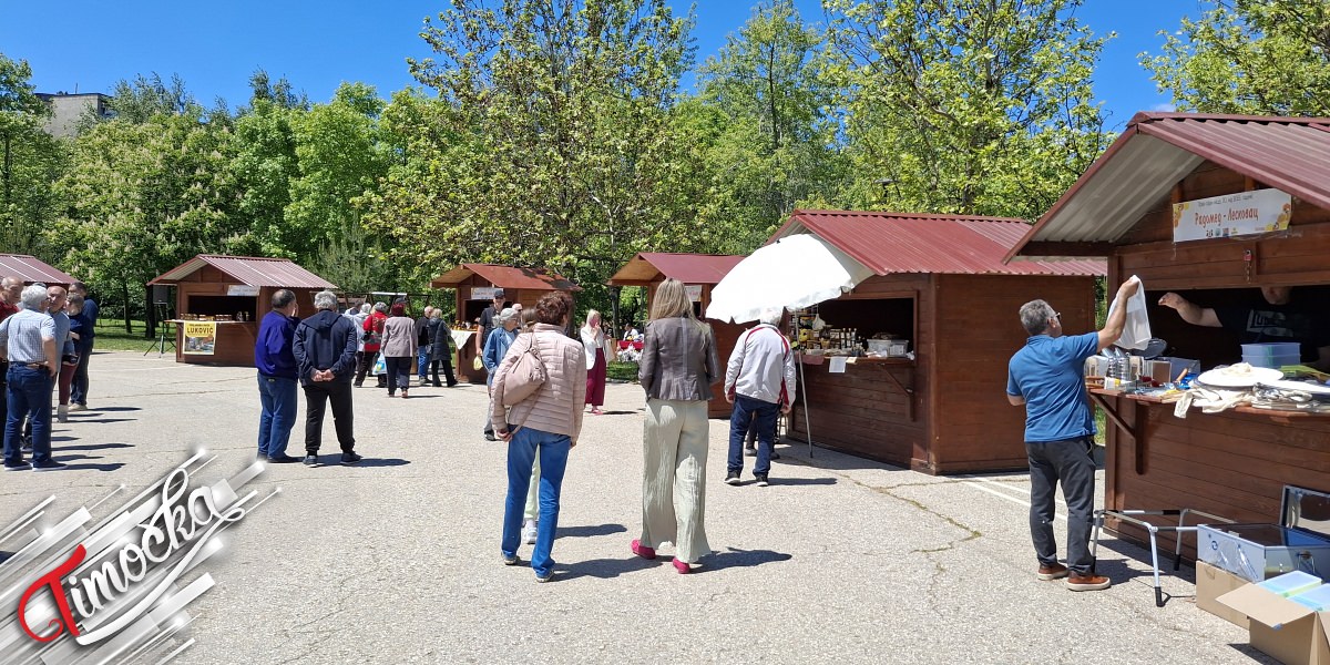У Градском парку у Бору по први пут одржан Сајам меда