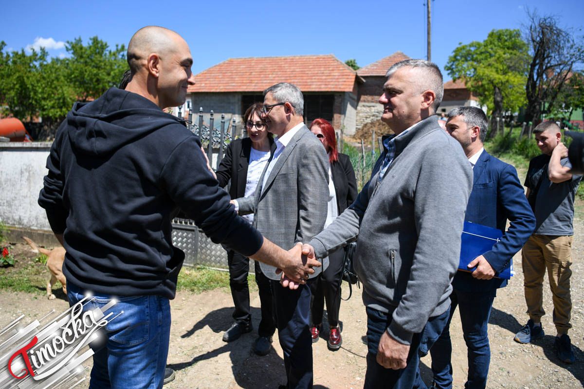Улагања у села као темељ развоја пољопривреде: Гламочић и Виденовић обишли пољопривредна газдинства у Халову