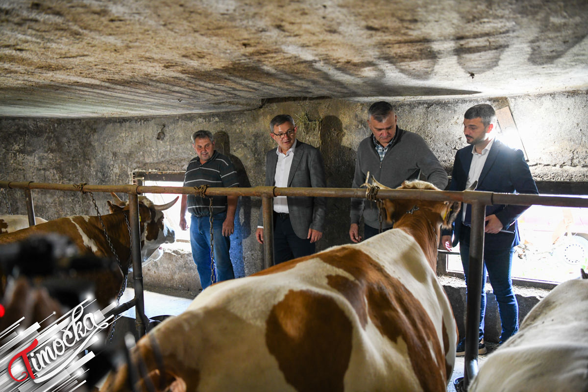 Улагања у села као темељ развоја пољопривреде: Гламочић и Виденовић обишли пољопривредна газдинства у Халову