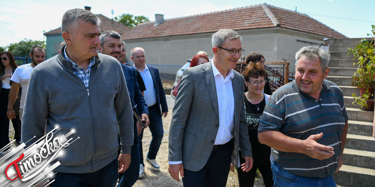 Улагања у села као темељ развоја пољопривреде: Гламочић и Виденовић обишли пољопривредна газдинства у Халову Улагања у села као темељ развоја пољопривреде: Гламочић и Виденовић обишли пољопривредна газдинства у Халову