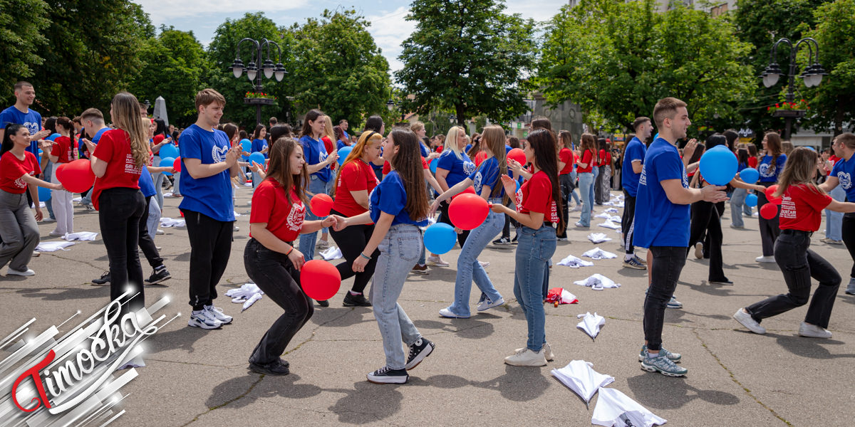Зајечарски матуранти традиционално заплесали у подне Зајечарски матуранти традиционално заплесали у подне