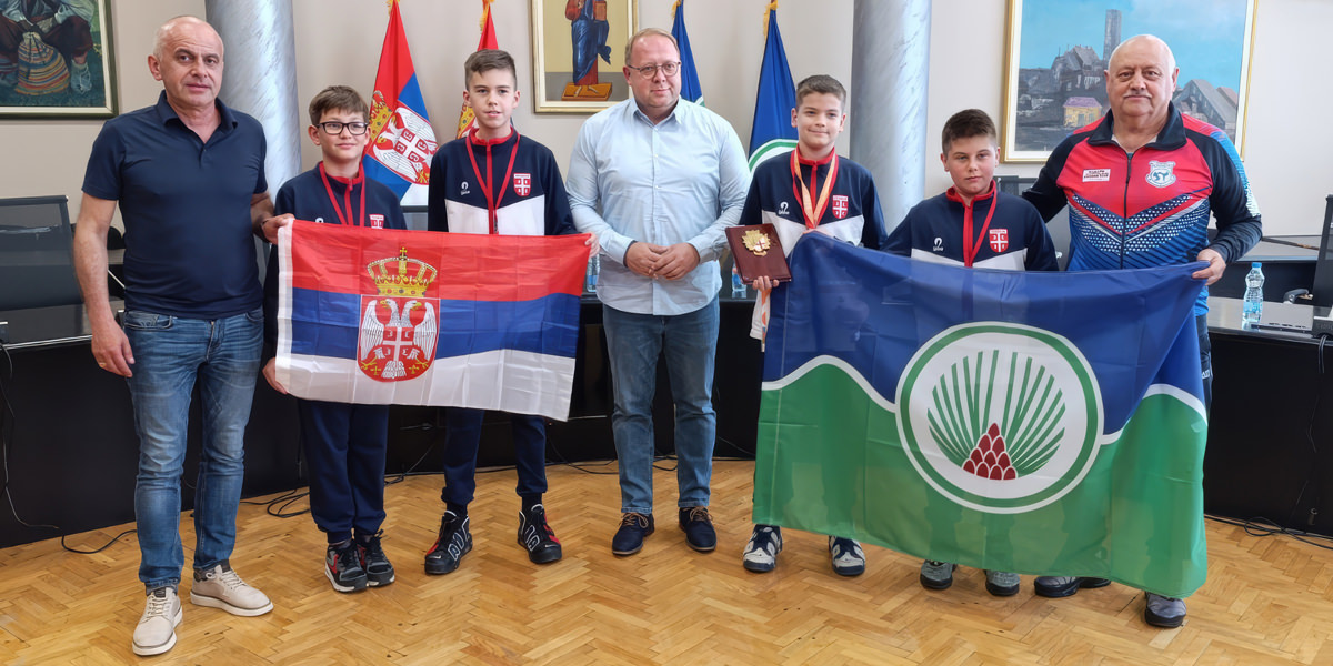 Град Бор одaо признање младом каратисти Урошу Радивојевићу за успех на Балканском првенству Град Бор одaо признање младом каратисти Урошу Радивојевићу за успех на Балканском првенству