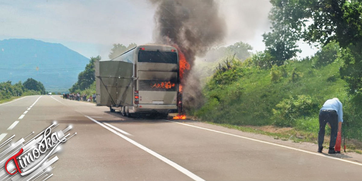 Изгорео аутобус ученика из Прокупља на путу Зајечар-Параћин