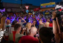 Напета атмосфера током изборне ноћи у Зајечару (ФОТО) Напета атмосфера током изборне ноћи у Зајечару