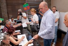 Први на листи „Ивица Дачић – Социјалистичка партија Србије – Одлучно за Зајечар” Александар Диковић Нанди гласао на локалним изборима у Зајечару Први на листи „Ивица Дачић – Социјалистичка партија Србије – Одлучно за Зајечар” Александар Диковић Нанди гласао на локалним изборима у Зајечару