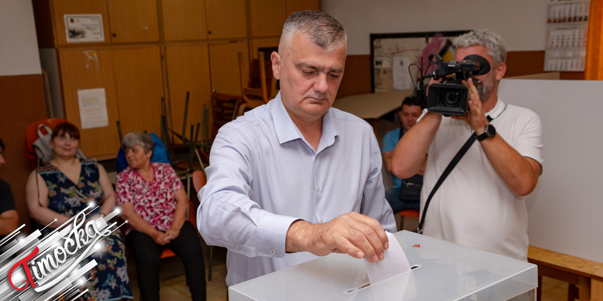 Први на листи и носилац листе „Не дамо Србију – Александар Вучић” др Владимир Виденовић гласао на локалним изборима у Зајечару