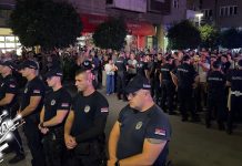 Настављени протести у Зајечару: Представници опозиције и грађани испред просторија СНС-а Настављени протести у Зајечару: Представници опозиције и грађани испред просторија СНС-а