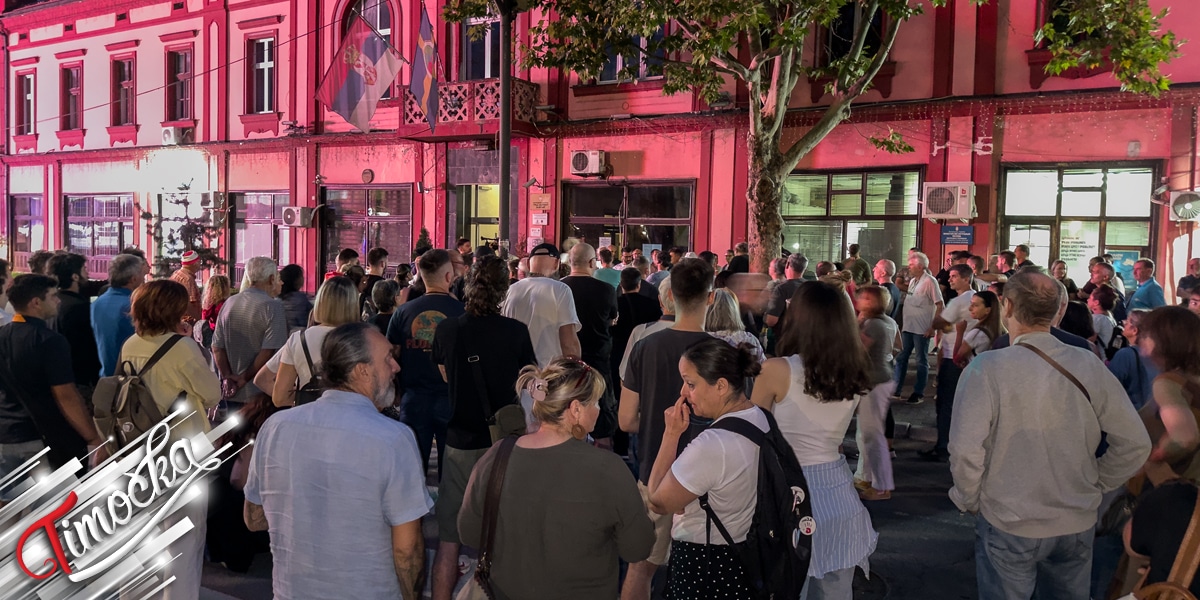 Протест испред Градске управе у Зајечару: Опозиција инсистира на расписивању нових локалних избора Протест испред Градске управе у Зајечару: Опозиција инсистира на расписивању нових локалних избора