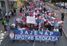 Зајечарци прошетали централним улицама у знак противљења блокадама Зајечарци прошетали централним улицама у знак противљења блокадама